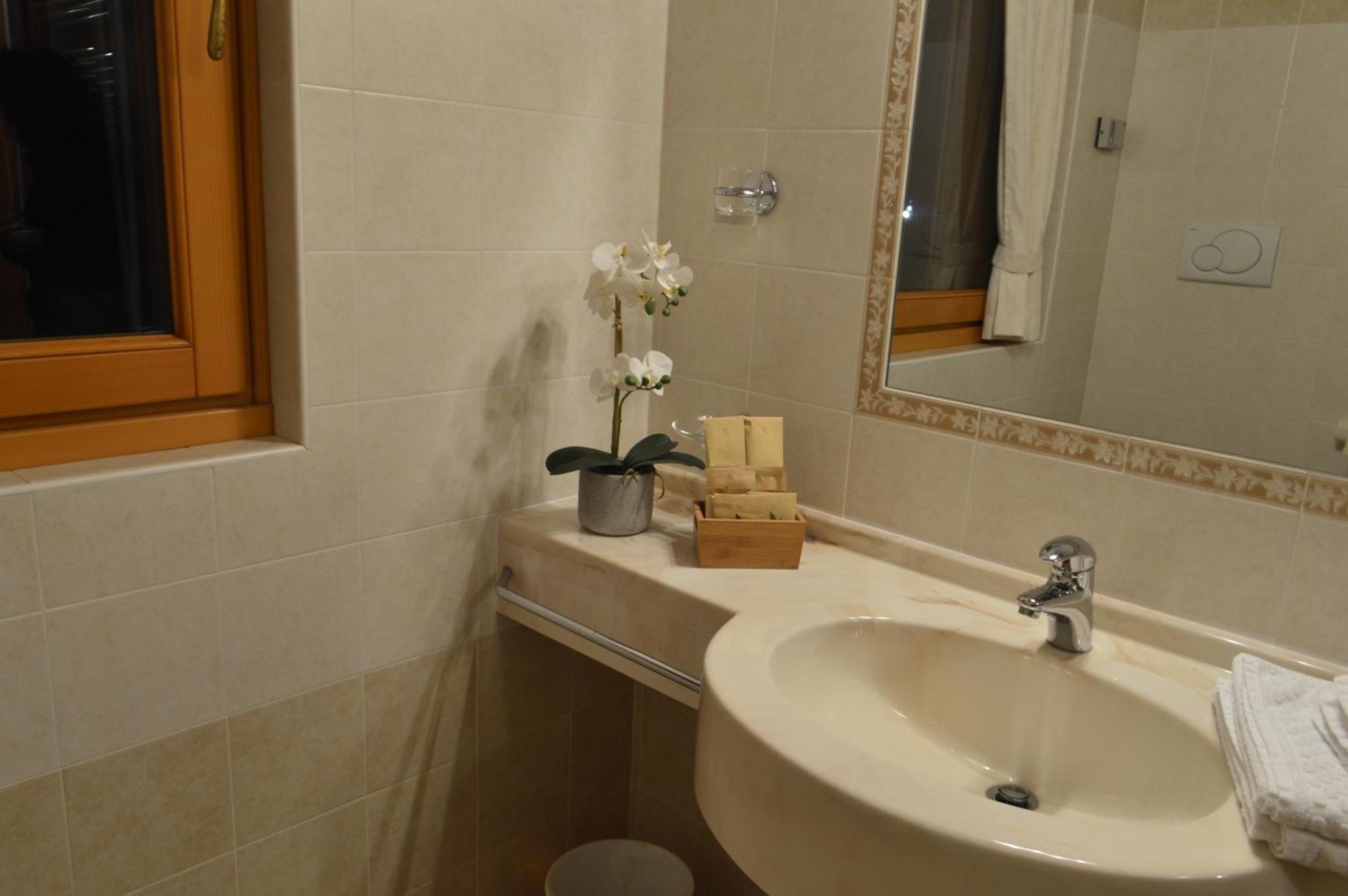Hotel Garni Sant'Antonio Con Spa Мадонна-ді-Кампільйо Екстер'єр фото